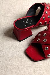 MOMMY STUDS RED – Mule nabijane ćwiekami na obcasie