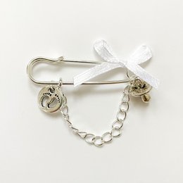 Anstecknadel Glücksbringer als Geschenk zur Geburt oder Taufe mit 2 Charms und Schleife, silber
