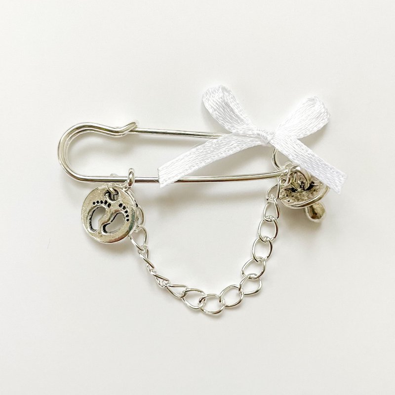 Anstecknadel Glücksbringer als Geschenk zur Geburt oder Taufe mit 2 Charms und Schleife, silber