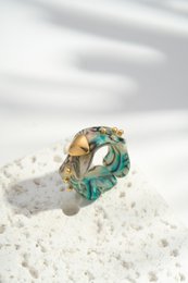 Gemarmerde harshartjesring met sculpturale gouden accenten