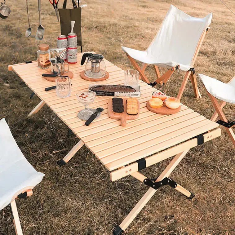 Klappbarer Holztisch zum Camping