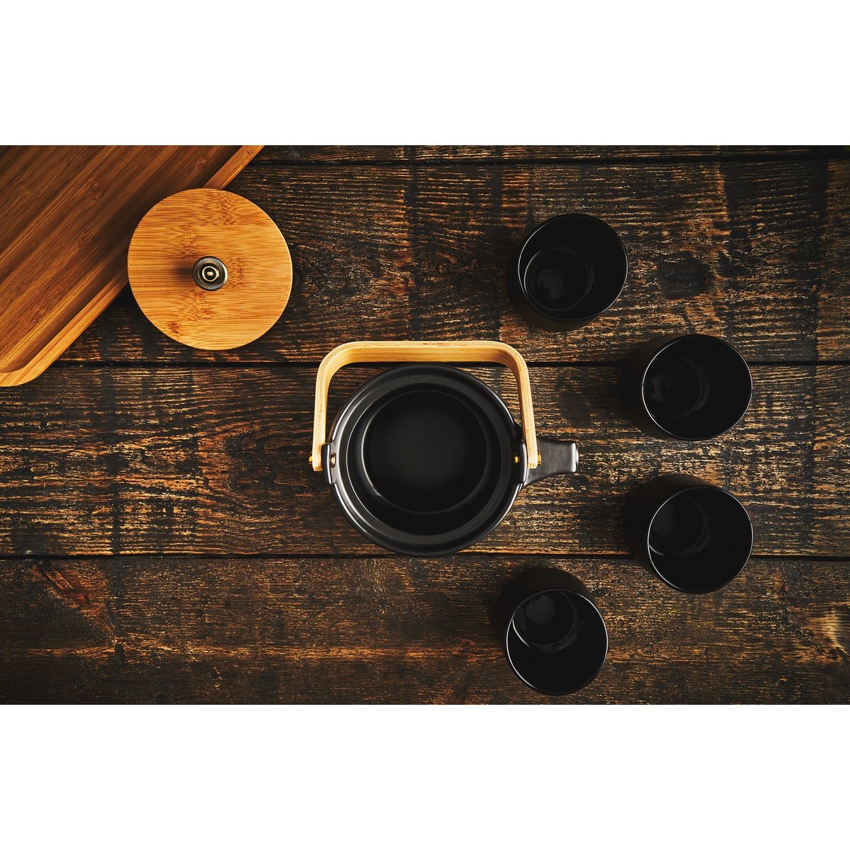 The Eichu tea set made of black ceramic