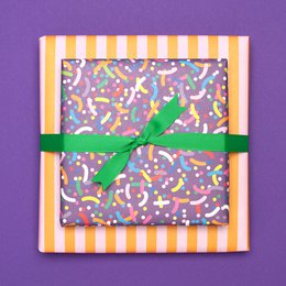 Lila Geschenkpapier Bunte Streusel - Kinder Geschenke verpacken mit Regenbogen Konfetti Papier für Geburtstagsparty und Einschulungs Geschenk, Geschenkpapier Streifen Pink Orange