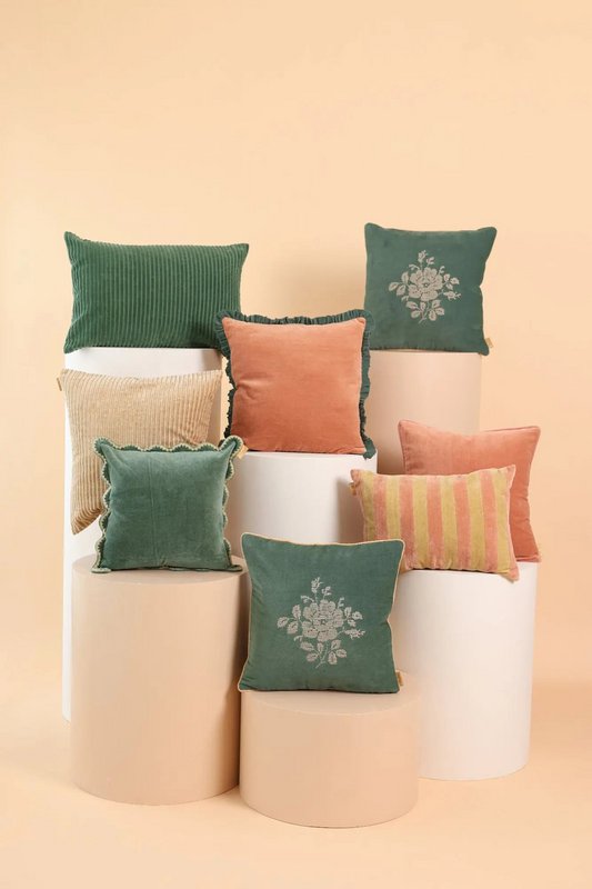 Kussenhoes | Camellia Eucalyptus kruissteekkussenhoes van Sanctuary Living