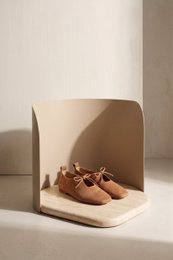 KATY COGNAC – Flache Schuhe aus weichem Leder mit Schnürung vorne