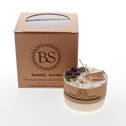 Small scented soy candle with blueberry fragrance, in a decorative box.