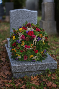Funeral Arrangement with Dried Flowers and Fresh Greenery (60×60×40 cm)