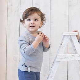 Grey long-sleeved organic cotton baby t-shirt with a simple design. Soft and comfortable for everyday wear.