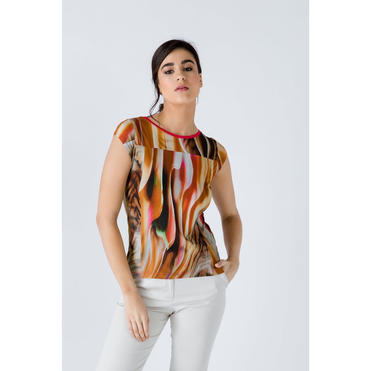 Top estampado con manga japonesa y detalle de ribete