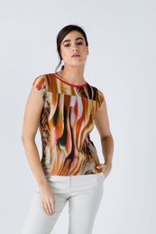 Top estampado con manga japonesa y detalle de ribete