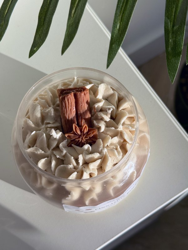 Cinnamon Rolls candle