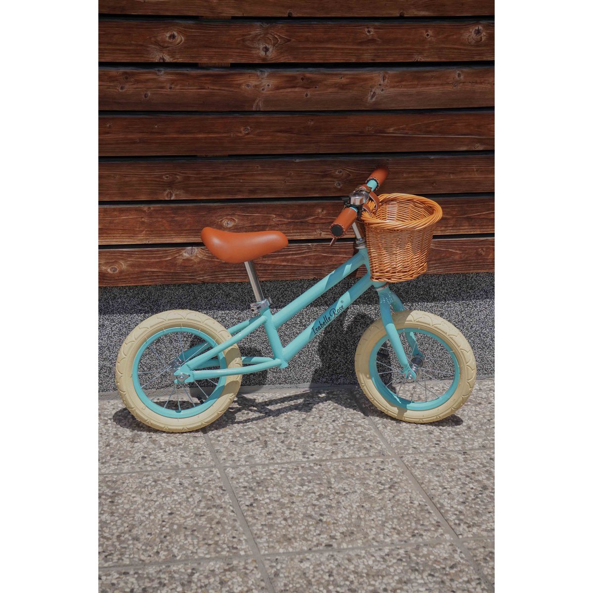 Balancecykel i pastelblå farve med flettet kurv Isabelle Rose
