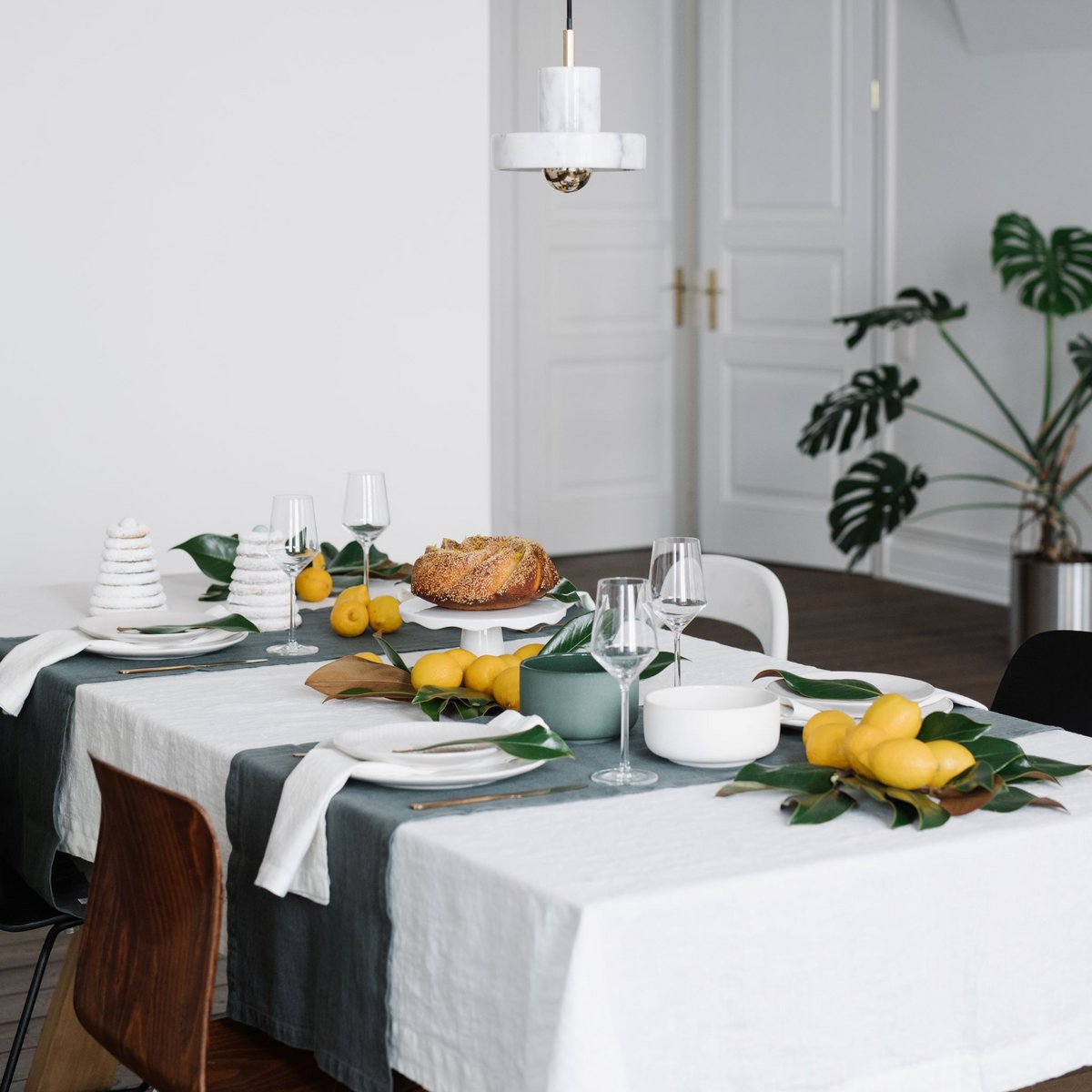 Tischdecke aus cremefarbenem Leinen
