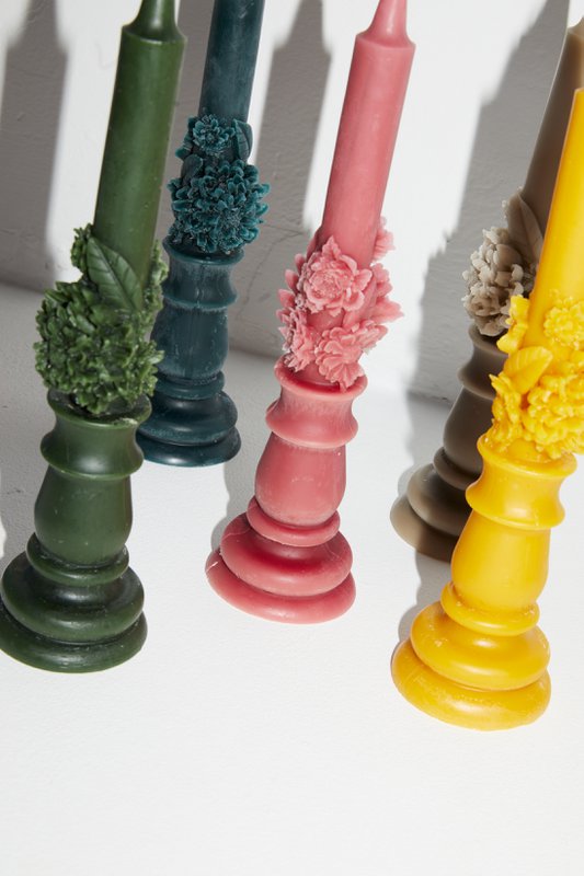 Candela in cera d'api grezza con fiori