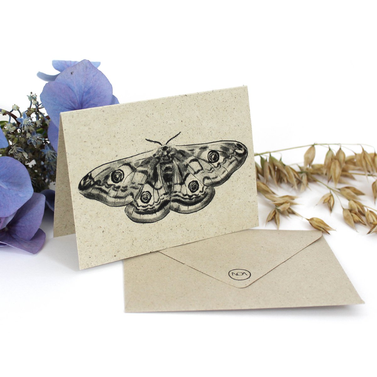 Minikaart gemaakt van graspapier, Peacock Moth