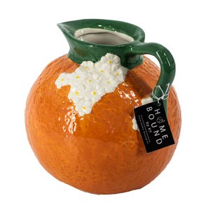 Gießen Sie einen Krug mit Orangen