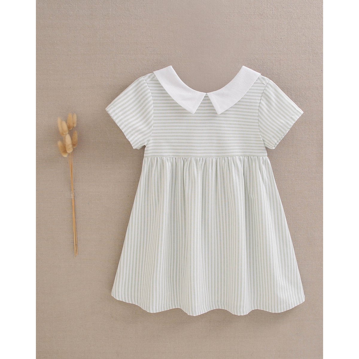 Abito da ragazza in strisce verde pastello e bianco con prua M31-21502021