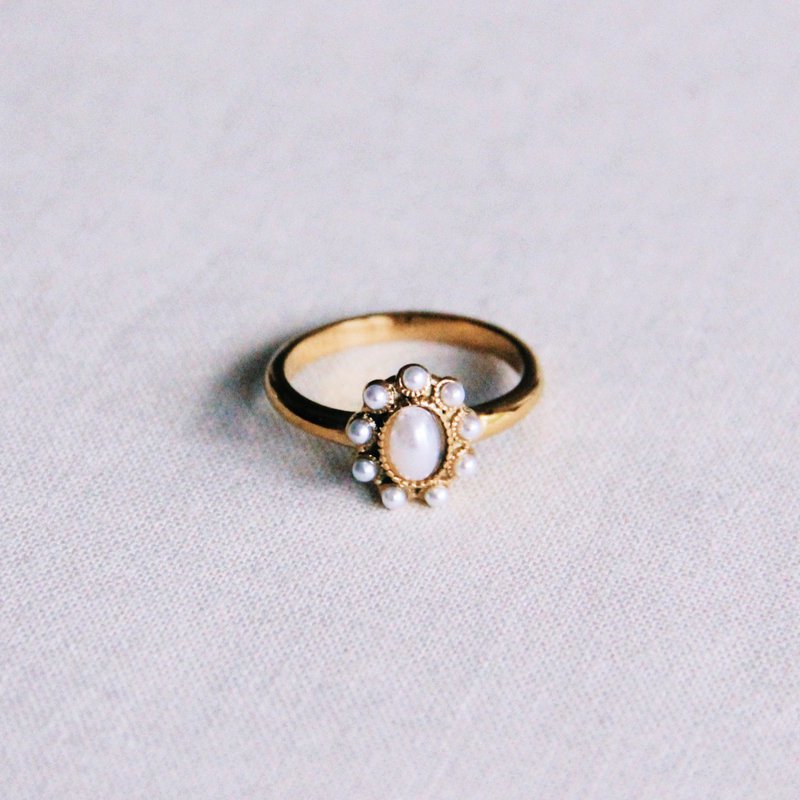 Anillo vintage de acero con piedras de perlas - oro