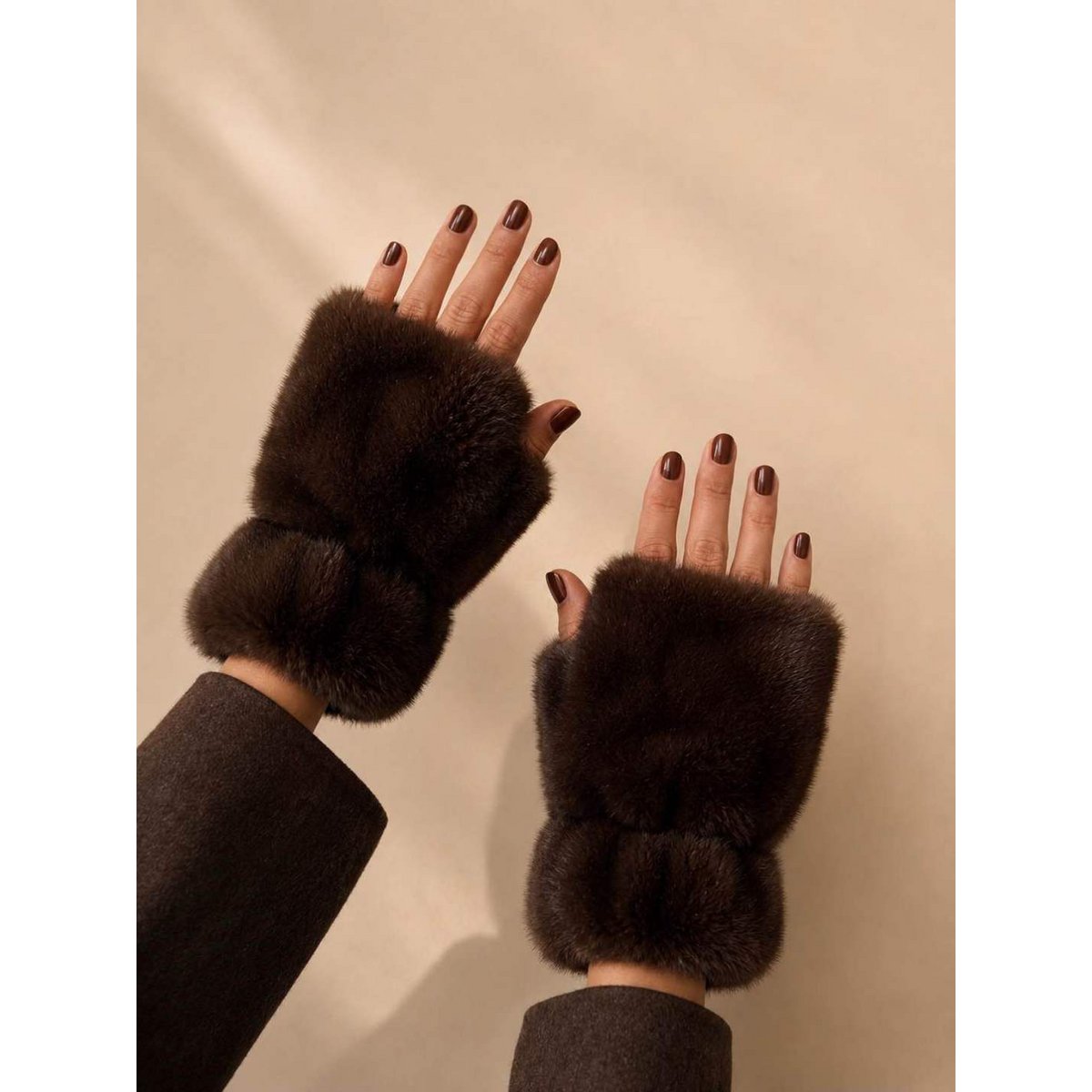 Flauschige fingerlose Handschuhe