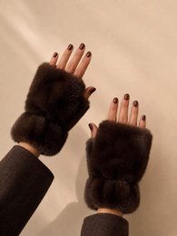 Flauschige fingerlose Handschuhe