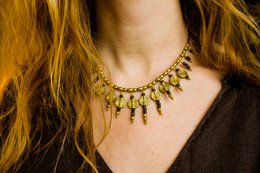 Collana sole di dichiarazione con ciondoli in pelle, ottone e perline