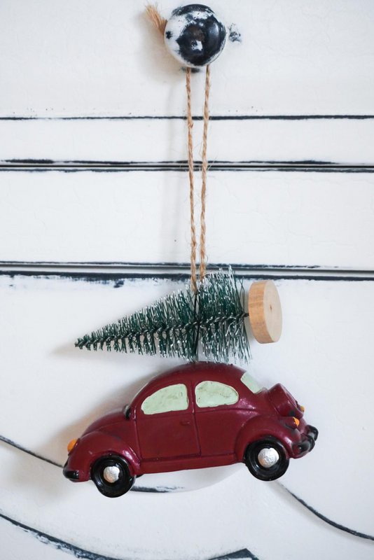 Voiture rouge décor sapin 10 x 3,5 x 8,5 cm Isabelle Rose
