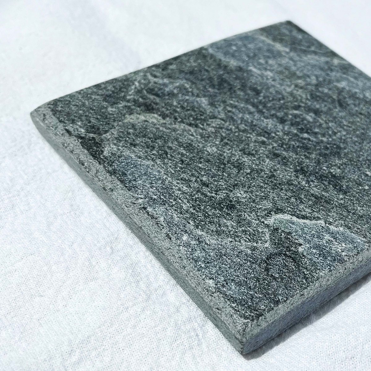 Untersetzer aus gemeißeltem Schiefer – 10 x 10 cm, 4er-Set