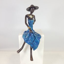 Bronze sculpture "Femme assise avec chapeau" by Soré | different sizes and colors