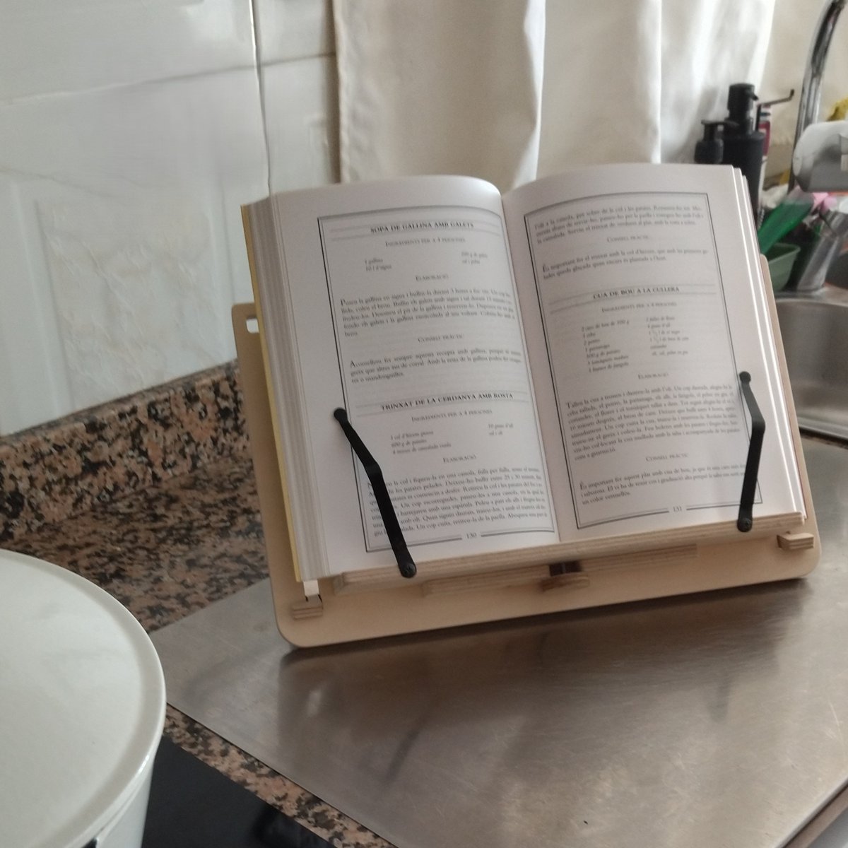 Adjustable support for books and tablets - The reader