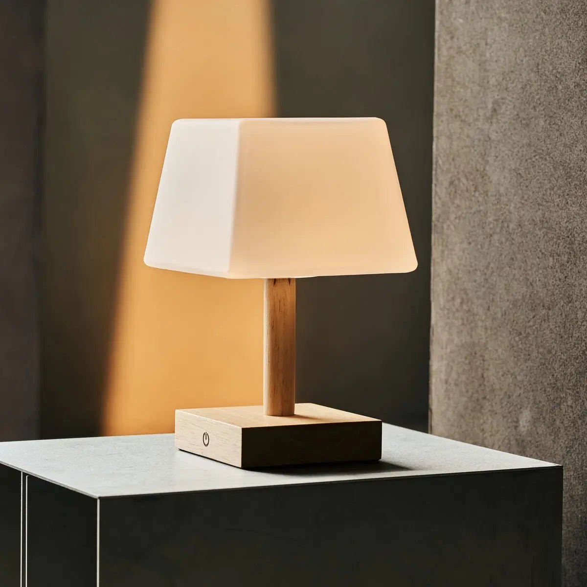 Lampada da tavolo ricaricabile Tommy in legno marrone chiaro
