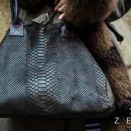 LOLA – Sac en cuir italien embossé python – Chocolate