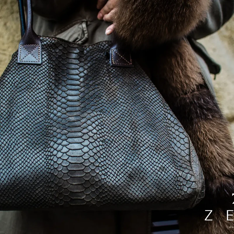 LOLA – Sac en cuir italien embossé python – Chocolate