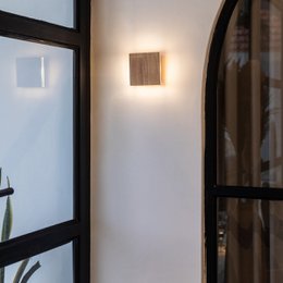 Ładowalna lampa ścienna Lane w kolorze jasnobrązowym