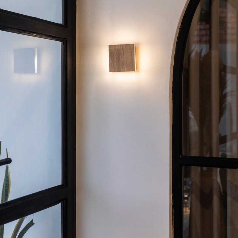 Ładowalna lampa ścienna Lane w kolorze jasnobrązowym