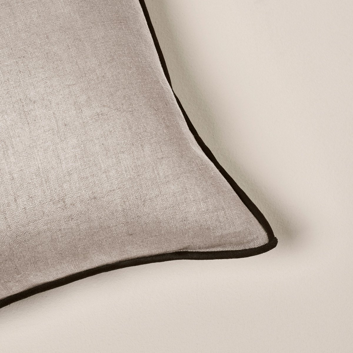 CARLINA kussenhoes met string en zwarte hommel