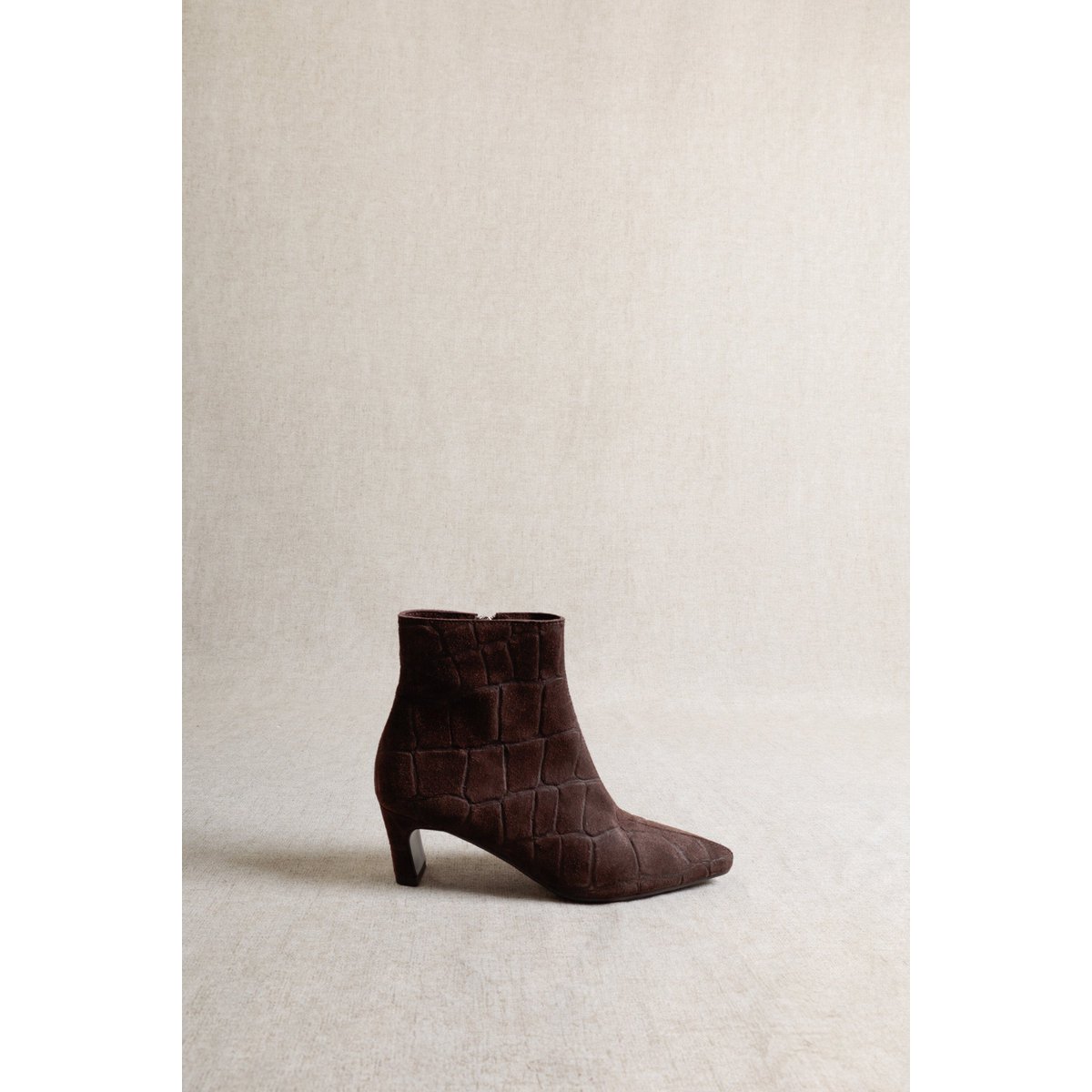 DINA CHOCOLATE CROCO SUEDE – Suède laarzen met hak in reliëf