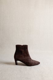 DINA CHOCOLATE CROCO SUEDE – Suède laarzen met hak in reliëf