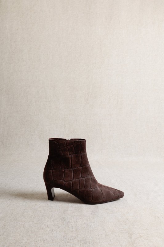 DINA CHOCOLATE CROCO SUEDE – Suède laarzen met hak in reliëf