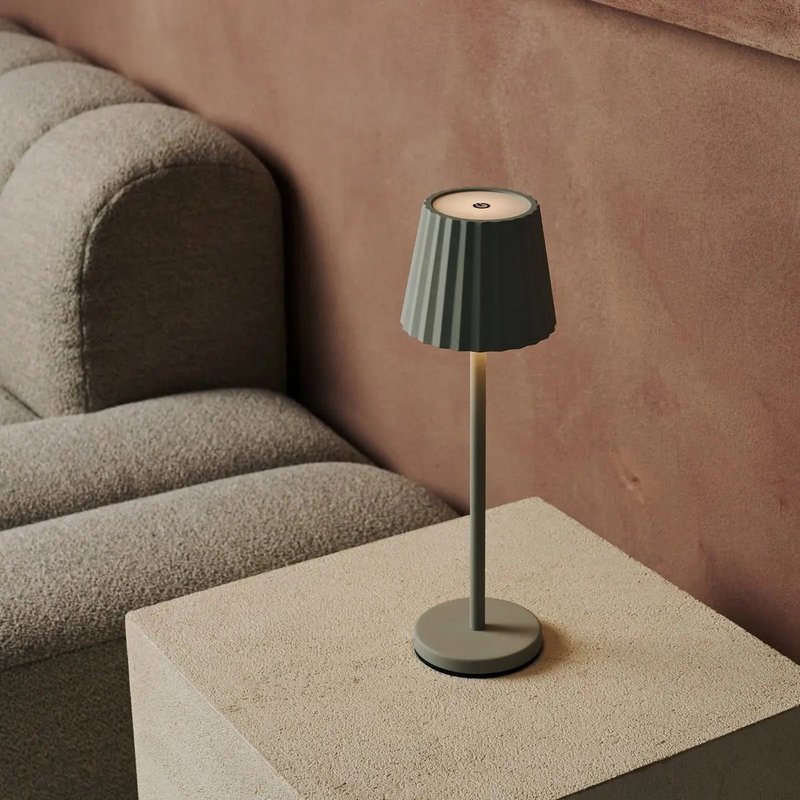Maya Shadow Grey Ribbed Bordlampe