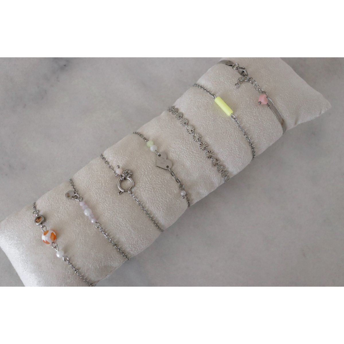 Kissen aus Samtarmbändern (ohne Armbänder)