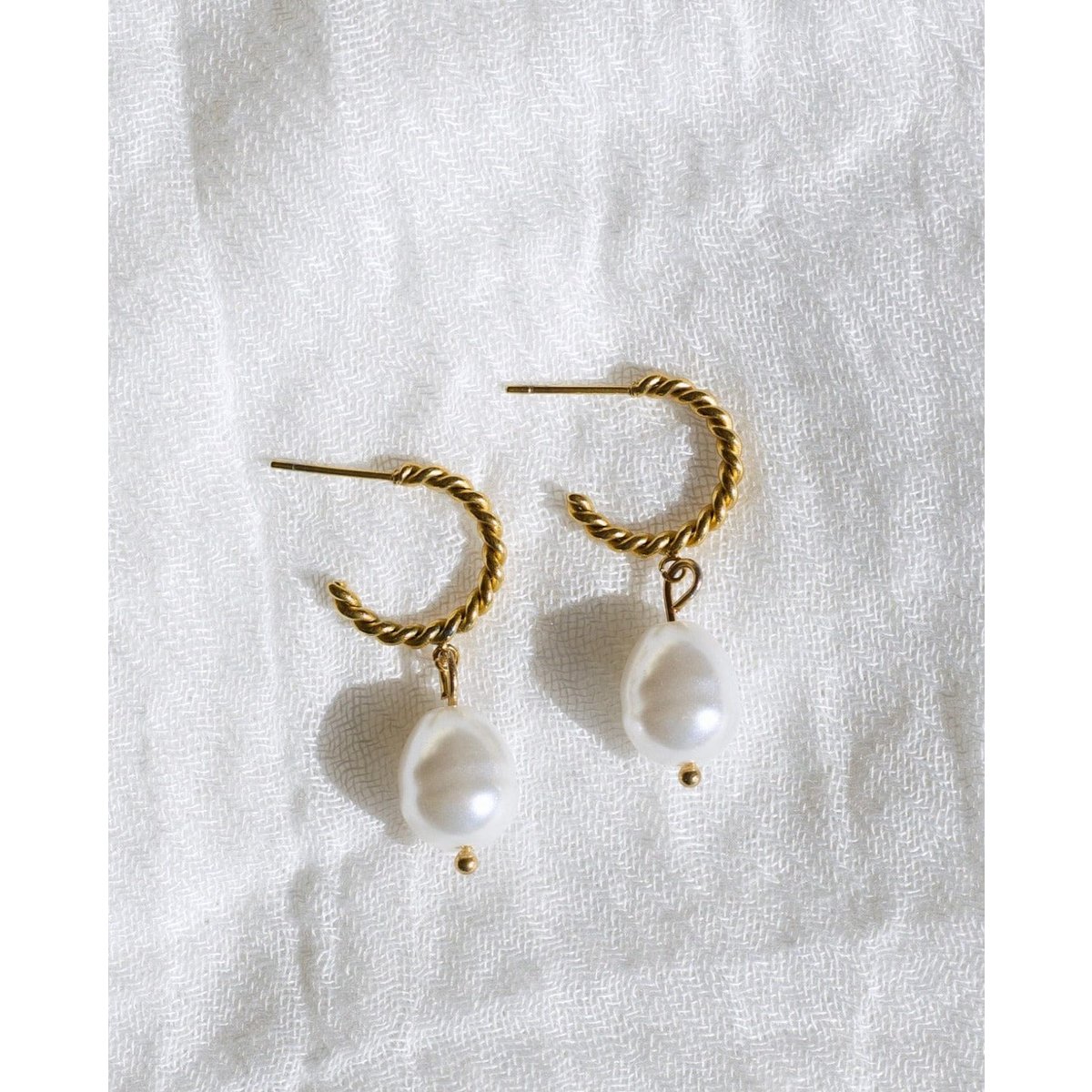 Frida - Croissant Pearl Hoops