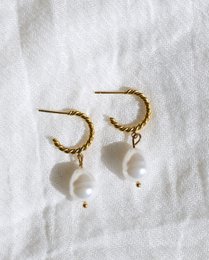 Frida - Croissant Pearl Hoops
