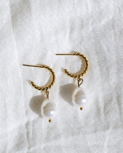 Frida - Croissant Pearl Hoops