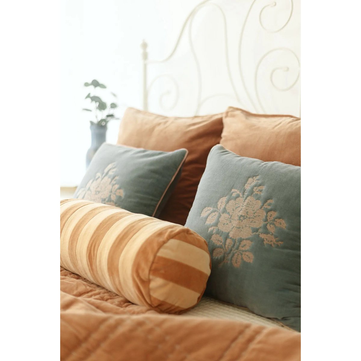 Kussenhoes | Camellia Teal Cross Stitch kussenhoes van Sanctuary Living