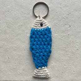 Pesce portachiavi Luna-Leena - ciondolo per borsa - blu - cotone organico - lavorato a mano all'uncinetto in Nepal - gancio per borsa
