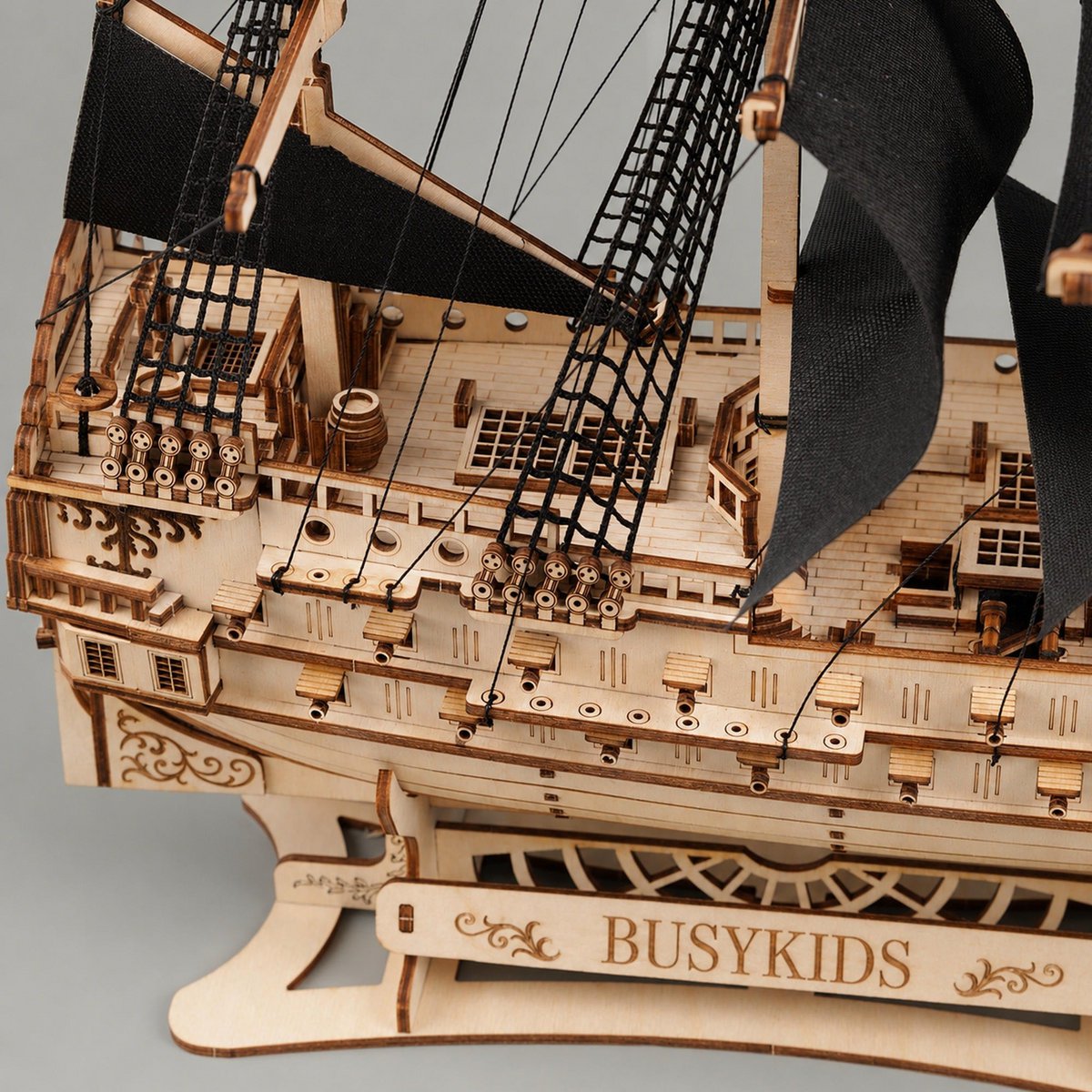 Galeone aus Holz mit LED-Beleuchtung – 3D-Holzpuzzle 583 Teile, Schiffsmodell mit Segeln und Takelage, Modellbausatz ab 12