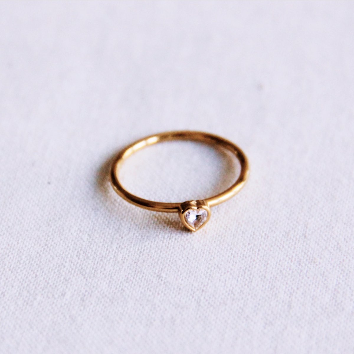 Anello minimalista con cuore in cristallo - bianco