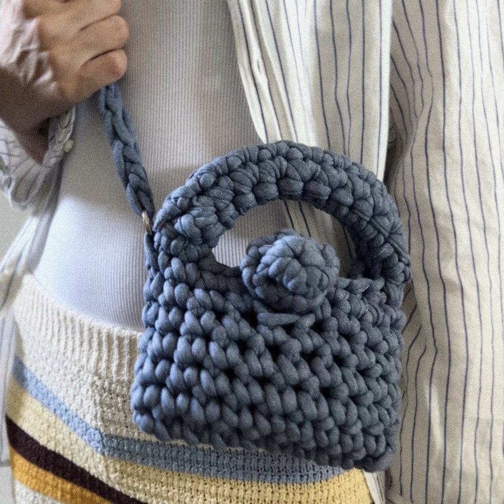 “Kalliopi” hæklet telefonpose med ekstra crossbody rem denimblå