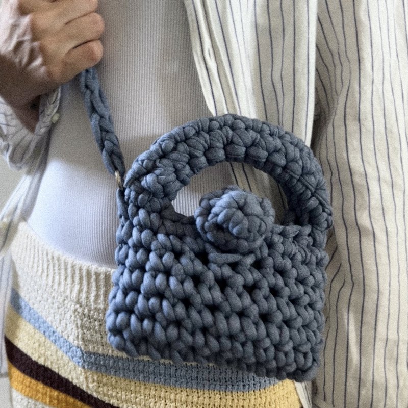 “Kalliopi” hæklet telefonpose med ekstra crossbody rem denimblå