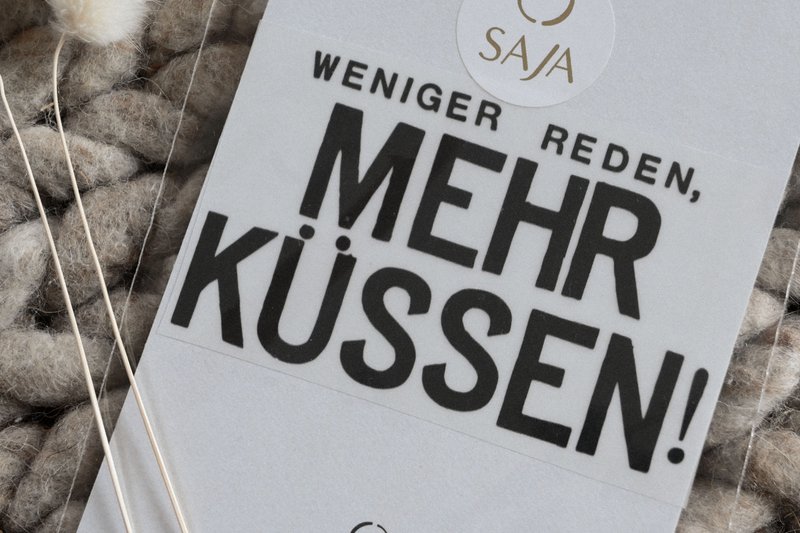 Jernbillede "Mindre snak, kys mere!"